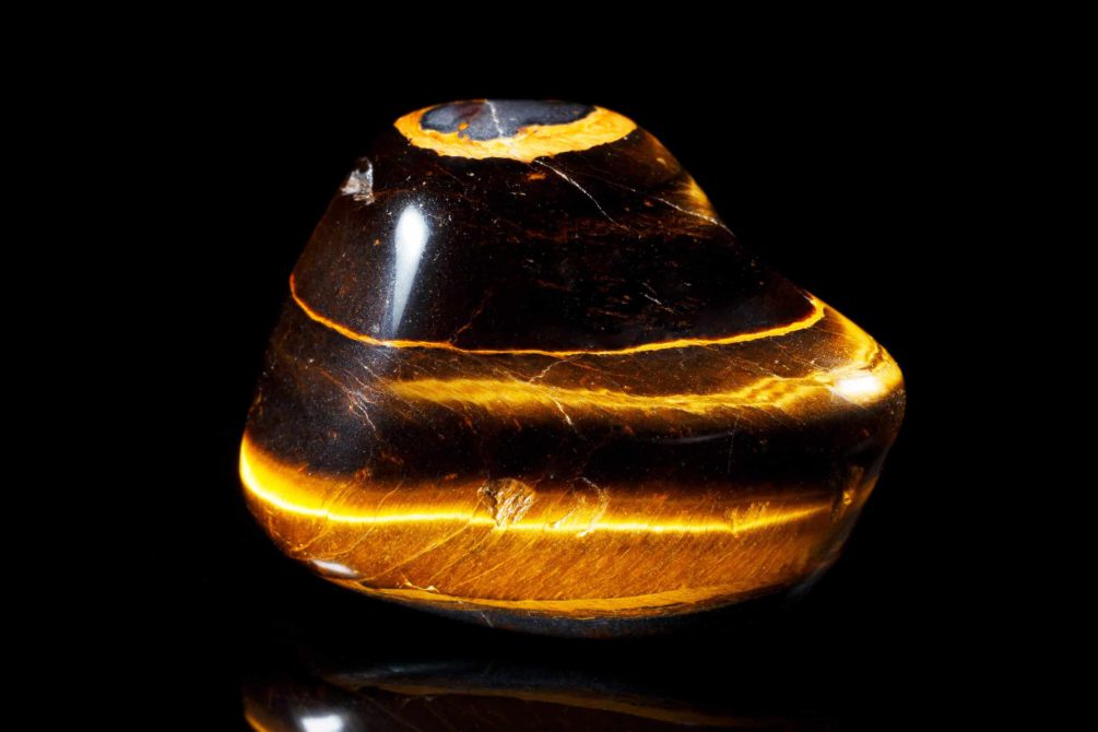 Tiger's eye (tiger eye) is a chatoyant gemstone. A metamorphic rock with a golden to red-brown colour and a silky lustre.